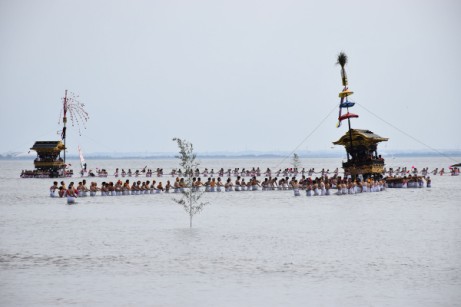 三谷祭　海中渡御